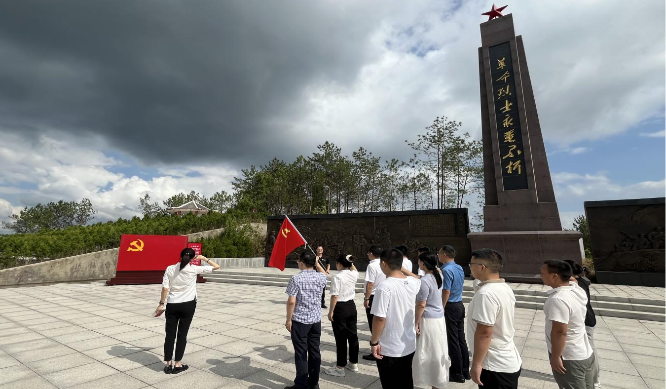 市產(chǎn)業(yè)集團機關黨支部開展  “緬懷革命先烈  傳承紅色基因”慶 “七一” 主題黨日活動